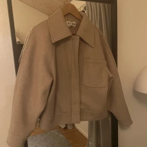 NA-KD kappa  - En kort kappa från NA-KD i fint skick, storlek 36 men oversized fit❤️