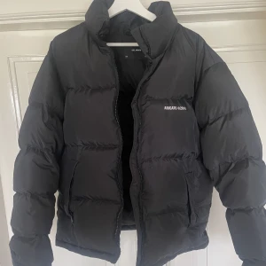 Axel arigato jacket - Bra skick, använde den en vinter men inte mer än så. Inga defekter.