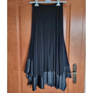 Maxi lång kjol satin - svart färg. storlek: S / M. stretchig midja. satin detaljer. möts i stockholm eller klicka köp-nu för frakt 