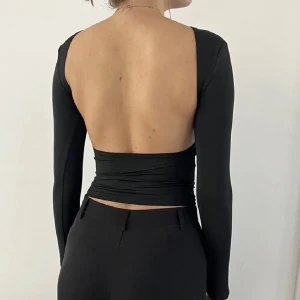 Tröja med öppen rygg  - Säljer min tröja med öppen rygg som aldrig är använd 🖤