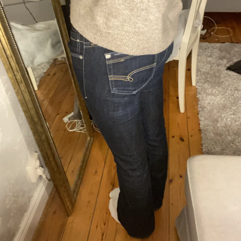 Jeans släpp 3/4 Jättefina Mavi jeans, använda en gång. Jättefint skick.💘  Storlek, 27/30, jag är 165 cm lång. MÖTS ENDAST upp i Stockholm🥰. Jeans & Byxor.