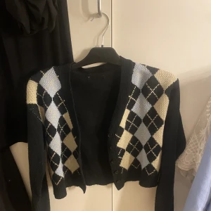 Söt kort kofta - Söt kortare kofta med mönster o knappar. Lappen är bortklippt så vet ej märke🫶