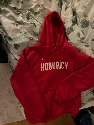 Hoodrich hoodie röd i S - Säljer på grund av att den inte kommer till användning. Köpt för 690kr. Helt ny använd runt 2-3 gånger❤️
