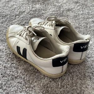 Veja skor - Säljer mina Veja skor då de inte kommer till användning längre💞 de ser använda ut men går att piffa upp dem därav priset✨frakt ingår ej i priset💞nypris 1 345kr