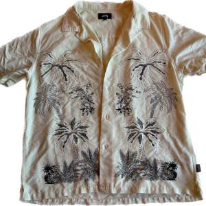 Stussy skjorta, storlek M. Bra skick och skönt material med unikt mönster