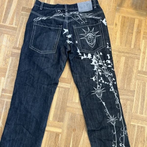 Y2k Jeans - Skit coola jeans jag köpte här på Plick för ett tag sen, skit coola dock inte kommit i användning på senaste! Lite korta på mig som är 180cm Kom privat för frågor!😇