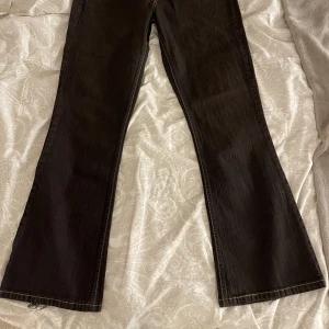 Levi’s bootcut jeans  - Ett par Levi’s jeans köpta second hand men för stora på mig tyvärr:( Otroligt fina och inga defekter! Innerbenslängd 72 cm och midja 37 cm(rakt över)  
