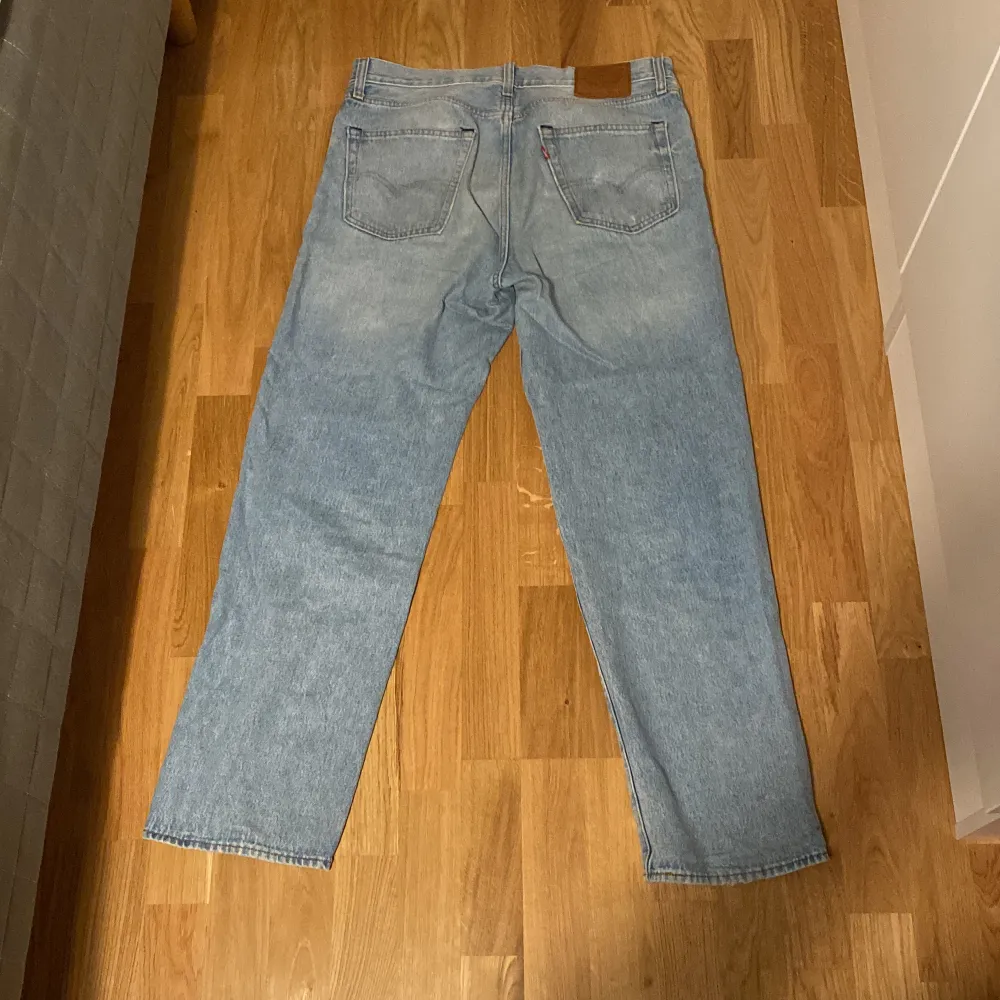 Hej, säljer dessa Levi’s Stay Loose jeans. Använda rätt mycket men i rätt bra skick. Lite slitna kan skicka bilder vid intresse. Storlek W31/L32.. Jeans & Byxor.