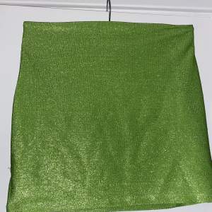 Säljer denna fina gröna glittriga kjolen i storlek S. Som inte har används, passar perfekt till fest eller när man vill vara extra fin.
