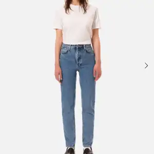 Blåa mom jeans från sustainable och svenska märket nudie jeans! Nypris 1400kr De är jätte fina men tyvär för små för mig. Nudie jeans erbjuder även gratis lagningar på alla deras jeans oavsett vart man köpt dem ifall man behöver det :)