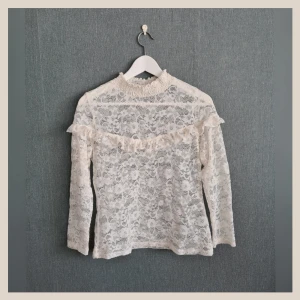 Vit spets blus - En blus/tröja i benvit spets. Vet tyvärr inte vart den kommer ifrån då den långa lappen varit avklippt sedan långt tillbaka. Den är i gott skick och i storlek M. Personligen skulle jag dock säga att den är mer av en S i storleken. 🤍