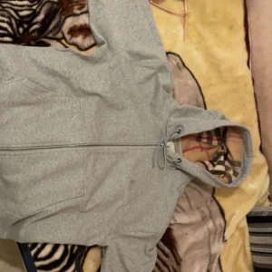 Burberry - A+ burberry tröja , först till kvarn kom med bud !