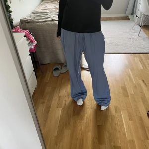 Blåa linne byxor 💗 - Blåa linne byxor. Använt 2 gånger, jätte bekväma💗skriv prisförslag till mig🫶
