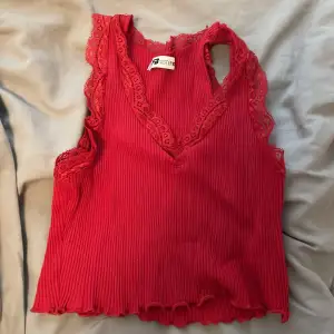 Rött gulligt och sexigt linne, använt fåtal gånger då den är för liten för mig 
