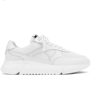 Arigato skor 37 - Vita sneakers från Arigato. Stlr 37, nypris 2100kr. Använda ett fåtal gånger. I jättefint skick. 