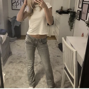 Gråa jeans - Ett par gråa pepejeans, använda få gånger, syns inte dom är använda, dom är straight/bootcut och lowwaist❤️ Dom är i storlek 29/34