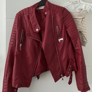 Röd skinnjacka - Röd skinnjacka från chiquelle  Använd 2/3 gånger 