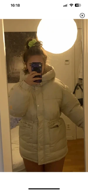 Vinter/höst/vår jacka - Riså i midjan. Gosig puffer 