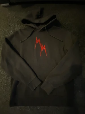 Stones tracksuit - Hej säljer en Stone hoodie och byxor det är bra skick på kläderna har du några frågor eller annat tveka inte på att höra av dig. Det är storlek M 