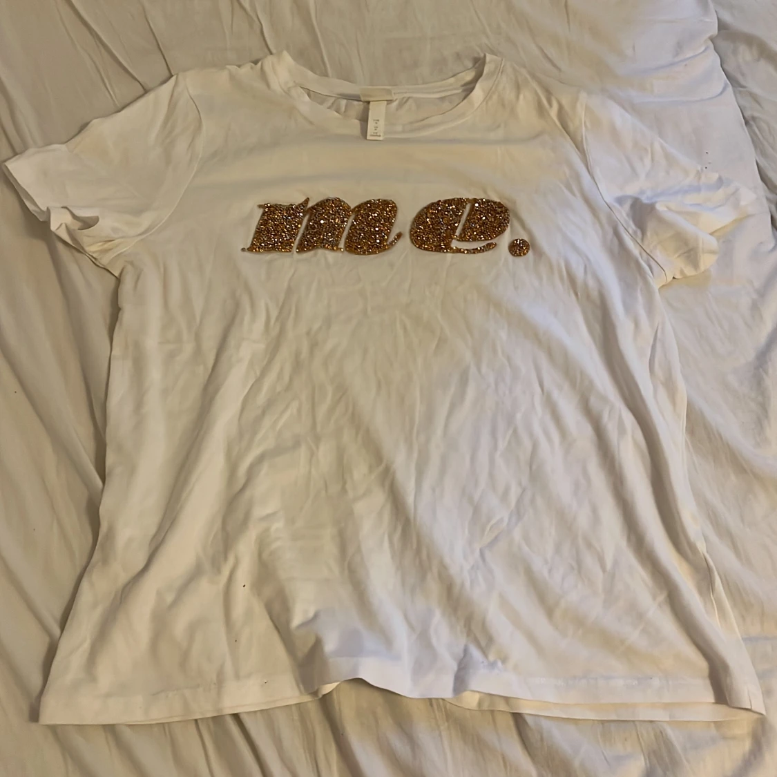 Vit t-shirt med märke