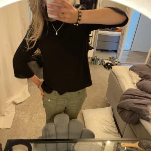 Trekvartsärmad blus  - Fin blus med trekvartsärm som är ett perfekt basplagg och passar till alllltttt. Står inte storlek men skulle gissa en S eller M 
