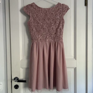 Rosa klänning - Säljer denna rosa Bubbleroomklänning i strl XS. Klänning är bara använd en gång på en skolavslutning så den är i mycket bra skick. 💗