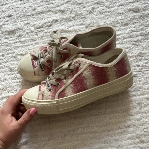 Dior sneakers  - Snygga dior sneakers köpta i andrahand och har inget kvitto så kan inte bevisa äkthet därav lågt pris! Storlek 36 men passar även mig som normalt har 37, använda men fortfarande i fint skick.