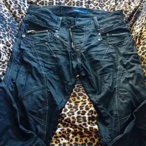 Snygga cipo & baxx jeans med silver detaljer (reflekterar bara täcket) säljer så de är alldeles för stora