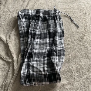 Pyjamasbyxor  - Svart vita pyjamasbyxor från Cubus. Passar de flesta storlekar, men de beror på hur man vill att de ska sitta. Skriv för mer info och kom gärna med prisförslag 💕