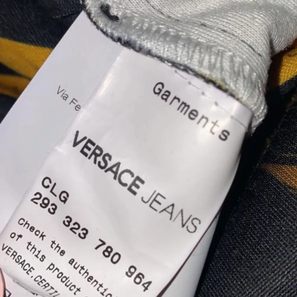 Tröja från Versace Jeans, modell SDM 310. Använd, men utan anmärkning. Utan Snören  Storlek: S Material: Versace Nypris: 2599 SEK. Tröjor & Koftor.