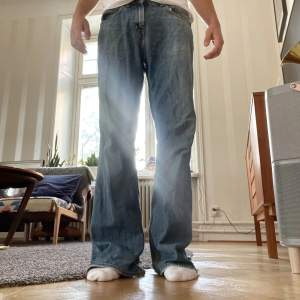 Bootcut tiger of Sweden jeans med lite slitningar på bakre sidan av byxbenet. Originalpris 1800kr. Säljer för 500 kr p.g.a slitningen. Strl 29/32 Pris kan diskuteras  