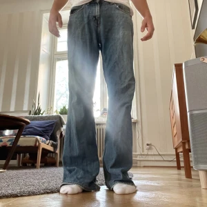 Tiger of sweden jeans - Bootcut tiger of Sweden jeans med lite slitningar på bakre sidan av byxbenet. Originalpris 1800kr. Säljer för 500 kr p.g.a slitningen. Strl 29/32 Pris kan diskuteras  