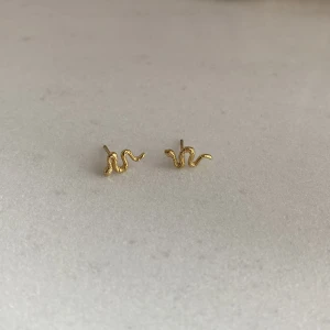 Små fina örhängen  - Små örhängen i guld från glitter, pluppen där bak saknas 