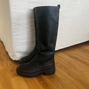 Knähöga boots/stövlar  - Dom är ifrån NA-KD x Ida Carlsson kollektion hon gjorde med dom. Storlek 38. Använda 2 ggr så i nyskick!!