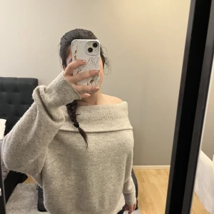 Off shoulder stickad tröja - Säljer då den inte kommer till användning. Skriv för fler bilder🫶🏻