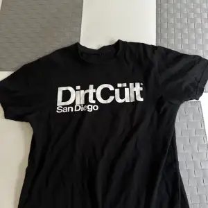 Dirtcult t-shirt i mycket bra skick