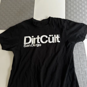 Dirtcult t-shirt - Dirtcult t-shirt i mycket bra skick
