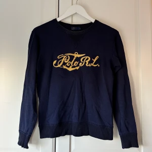 Polo Ralph Lauren tröja  - Marinblå sweatshirt från Ralph Lauren i storlek XS. Köpt i USA, sparsamt använd!