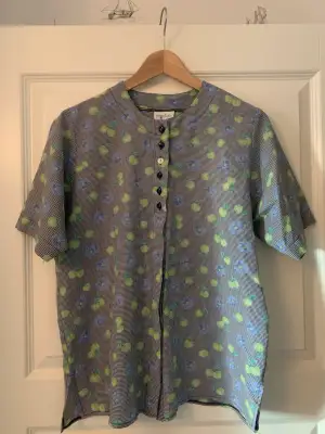 Kortärmad skjorta med mönster med äpplen.