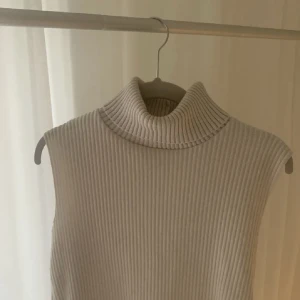 Tröja - Fin topp från zara i mjukt material, använd 1 gång. Kan has över ex skjorta💕