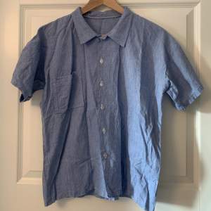 Kortärmad skjorta i blått. Står ingen storlek, som en medium.