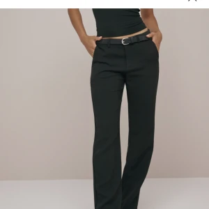 Low waist kostymbyxor  - Low waist kostymbyxa från Nelly. Inte använda på grund av fel storlek, så lappen sitter kvar. St 34, 500 kr nya☺️