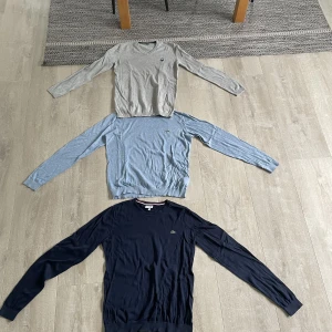 Lacoste tröjor 3pack - Säljer alla 3 tröjor tillsammans! Säljer 2 Lacoste långärmade tröjor och en långärmad tröja från United colors of bennington, Lacoste tröjorna är i stl 176 och den andra är något mindre ca 170. Alla är i bra skick och inte mycket använda