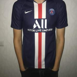 En psg tröja från säsongen 18/19 som är i bra skick. Kan diskutera pris.