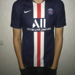 Psg tröja - En psg tröja från säsongen 18/19 som är i bra skick. Kan diskutera pris.