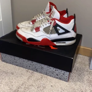 Jordans 4 fire red - 100% äkta  Nypris 6000kr köpte ifrån soleplus Helt okej skick (Använda) Skriv för mer bilder och frågor Stolek 43 Kan bytas  