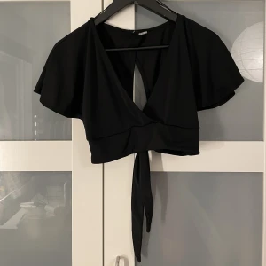 Svart topp - Svart topp med Balett-vibbar🩰  Så fin med knytning i ryggen!  