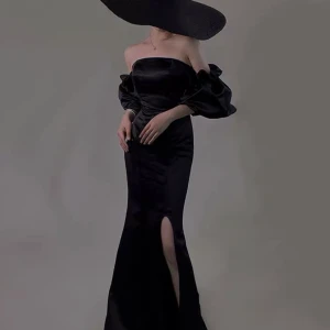 Svart balklänning - Super fin svartklänning som passar till skivor, bal, banquetter etc!🖤En off shoulder modell med slits längst vid benen och i satin-liknande material(modellen är 170)🤩💕Endast använt en gång!!