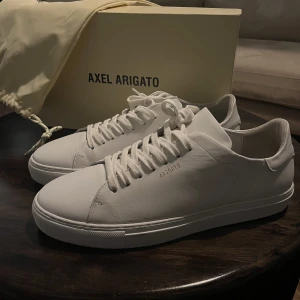 Axel arigato - Axel arigato skor  Clean 90 low-top sneakers  Skor som är använda 3 gånger, så väldigt fint skick.