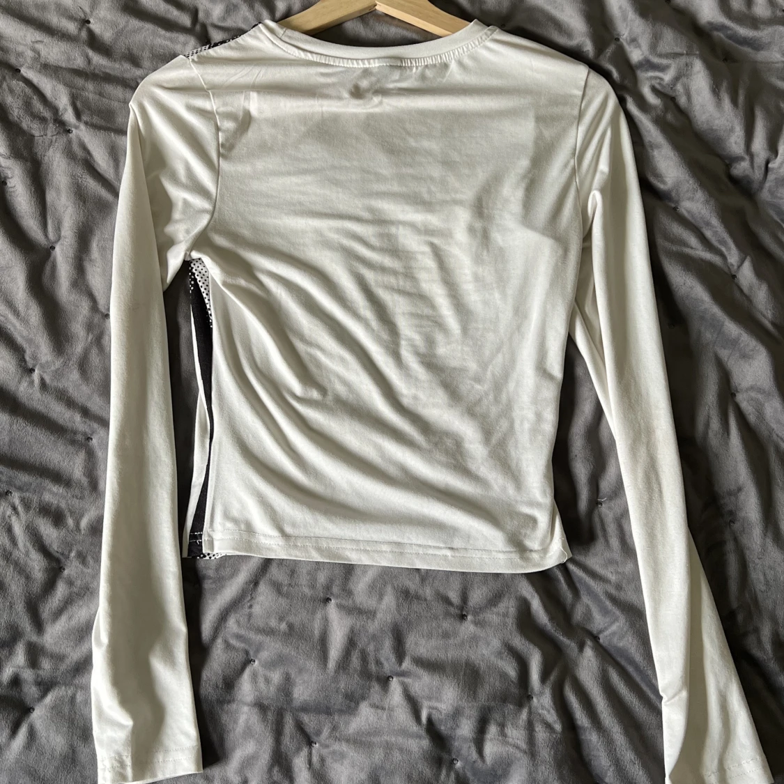 Vit tröja med svart tryck - 90